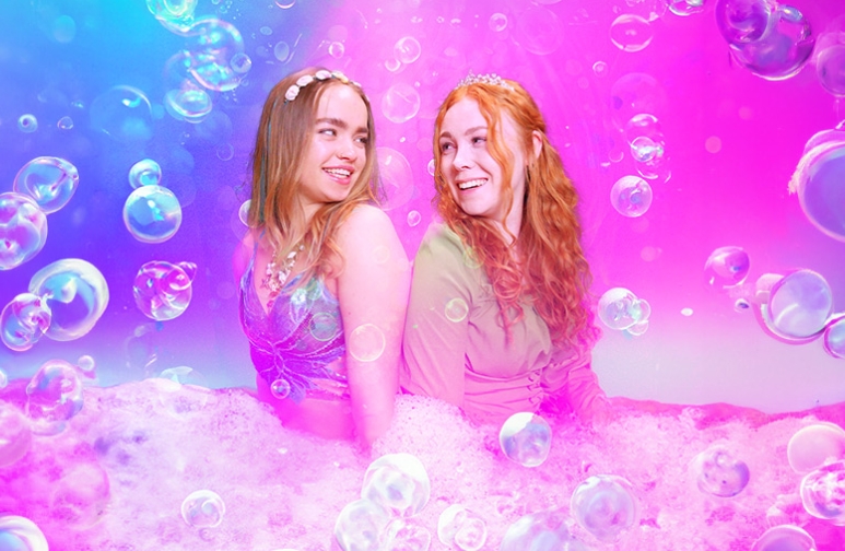 Die kleine Meerjungfrau Katara und Prinzessin Tia sehen einander lächelnd an.